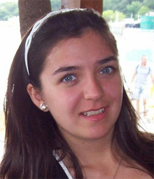 Sie hat das César-Vallejo-Gymnasium in Sofia absolviert und interessiert sich für Sprachwissenschaft, Musik und Kino. - TsvetaRusinova